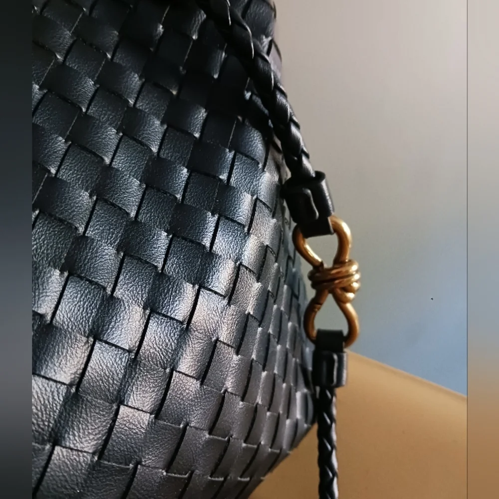 Elegant Black Woven Shoulder Bag - Picture 12 of 14